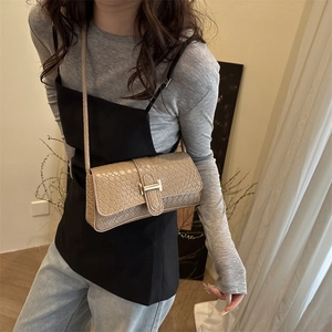Bolso de hombro beige con relieve de cocodrilo, cierre H dorado y correa ajustable