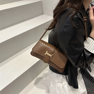 Bolso de hombro marrón con efecto cocodrilo y hebilla H dorada en fondo blanco