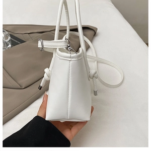 Dettaglio mini borsa bianca in pelle PU con design a nodo laterale e finiture argento