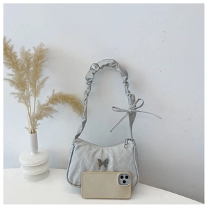Sac bandoulière argenté plissé avec boucle papillon et bandoulière à volants chic