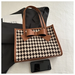 Vue à plat du sac cabas à carreaux avec nœud en cuir, livres de mode et blazer