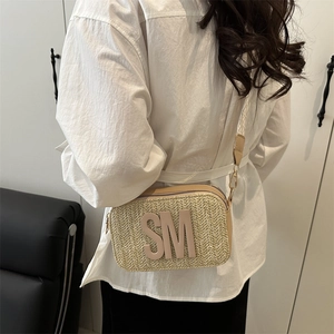 Beige Stroh-Umhängetasche mit Leder-Patch und breitem Jacquard-Schultergurt für Damen