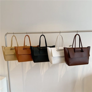 Reihe minimalistischer Tragetaschen in Beige, Braun, Schwarz, Weiß und Schokolade