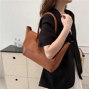 Große braune Damen-Einkaufstasche aus Leder mit Plissee-Design und Henkeln für Damen