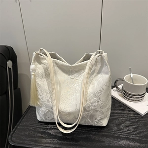 New Chinese Style Butterfly Embroidery Lace Tote Bag For Women Elegant Floral Jacquard Shoulder Bag Large Capacity Handbag With Tassels