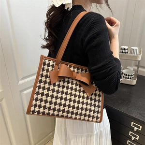 Sac cabas à damier marron et beige avec nœud en cuir et fines bandoulières