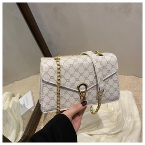 Détail du sac enveloppe blanc avec motif rétro et bandoulière chaîne dorée