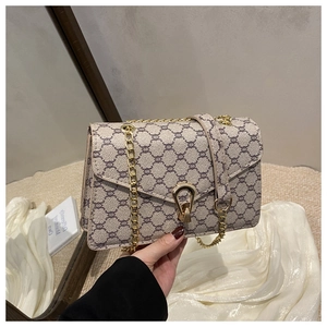 Détail du sac bandoulière à motif classique avec boucle fer à cheval dorée et chaîne