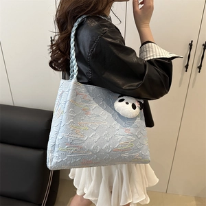 Sac fourre-tout bleu clair matelassé avec broderie colorée et charm panda mignon