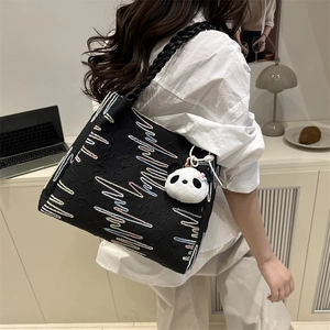 Sac cabas noir chic avec broderie vagues colorées et breloque peluche panda doux