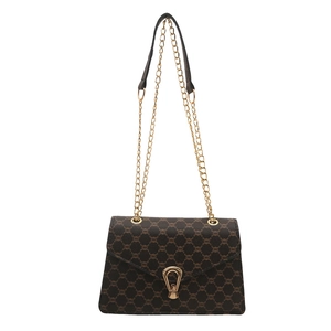 Sac bandoulière marron à motif monogramme avec chaîne dorée et boucle métallique