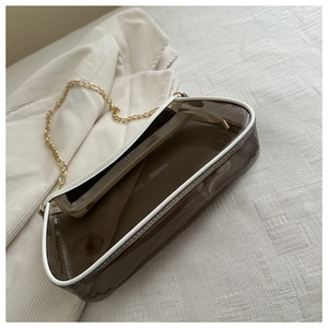 Détail du sac à main transparent en PVC avec bordure blanche et chaîne dorée