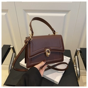 Dettaglio borsa in pelle testa di moro con chiusura vintage dorata e cuciture precise