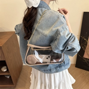 Sac sous le bras en PVC transparent avec bordure beige et chaîne dorée sur mannequin