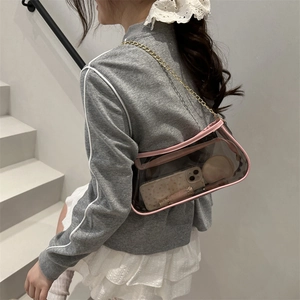 Sac à bandoulière en PVC transparent avec bordure rose et chaîne dorée