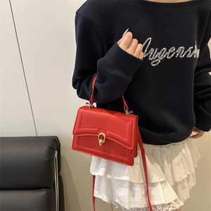 Elegante borsa a mano quadrata rossa con fibbia ad anello dorata e scatto lifestyle