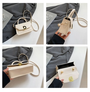 Détails du sac bandoulière blanc crème avec fermoir en D doré et structure intérieure