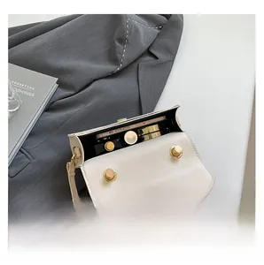 Vue détaillée de l'intérieur du sac blanc montrant l'espace pour téléphone et maquillage