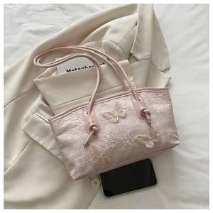 Détails du sac cabas en dentelle rose avec broderies papillons 3D et lanières nouées
