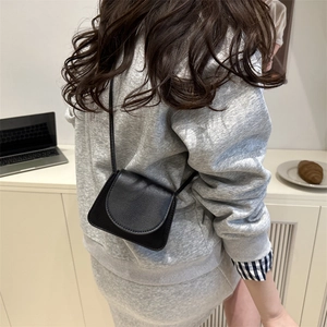 Minimalistische schwarze Mini-Umhängetasche aus Kunstleder mit Litschi-Struktur