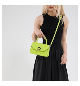 Détail du sac à bandoulière vert fluo avec boucle D noire et fine sangle réglable