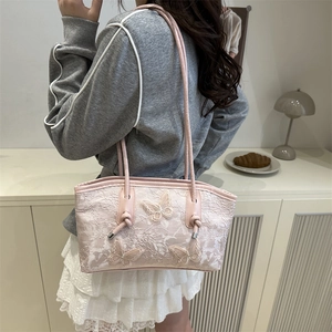 Sac fourre-tout chic en dentelle rose avec broderie papillon 3D et bandoulière en cuir