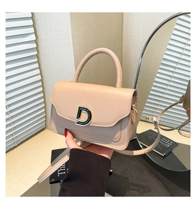 Détail du sac bandoulière en cuir PU abricot avec boucle en D dorée et poignée ronde