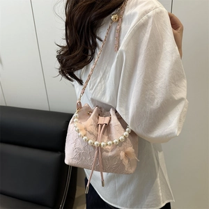 Sac seau en dentelle rose avec poignée en perles et bandoulière chaîne pour femme