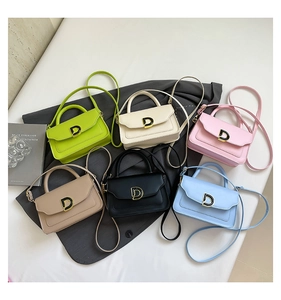 Détail de collection de sacs à main en cuir avec boucle métallique dorée en lettre D
