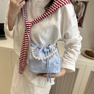Sac seau en dentelle bleu clair avec anse en perles et broderie florale en bandoulière