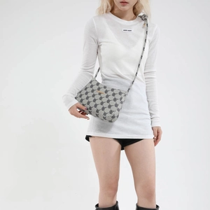 Sac à bandoulière gris rétro avec imprimés élégants et logo doré sur fond blanc