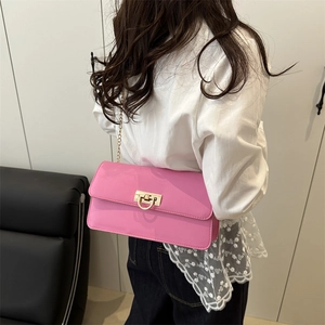 Sac bandoulière rose brillant avec bandoulière chaîne dorée et boucle en D métal