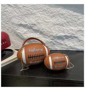 Detail von brauner Rugby-Umhängetasche im Set mit Kettenträger und Buchstabendruck