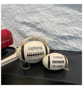 Detailansicht der cremefarbenen Rugby-Umhängetasche mit Goldkette und kleinem Münzfach