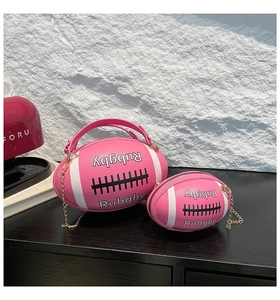 Detailansicht der pinkfarbenen Rugby-Handtasche mit weißen Streifen und goldener Kette