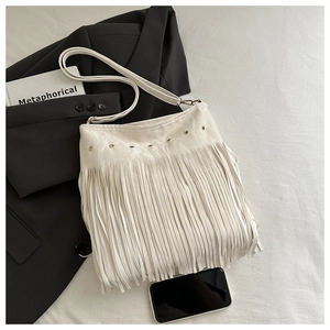 Gros plan du sac à franges bohème blanc avec œillets métalliques et similicuir doux