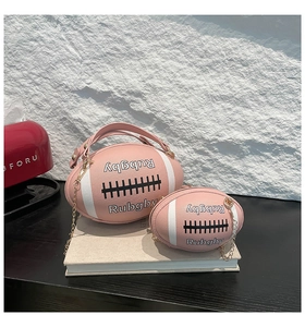 Detailansicht der pinkfarbenen Rugby-Taschen mit Kettenriemen und Aufdruck
