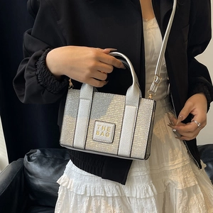 Silberne Mini-Tote-Tasche mit Pailletten, THE BAG-Logo und verstellbarem Gurt