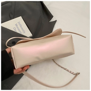 Detail of beige pleated shoulder bag with chain strap and smooth leather texture