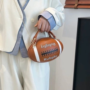 Modische Handtasche in Rugby-Form aus braunem PU-Leder mit goldener Kette und Griff