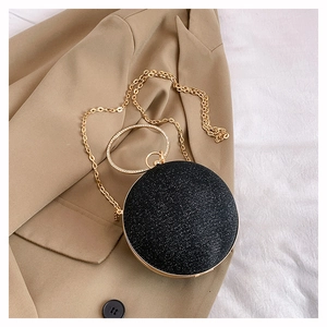 Détail de la pochette sphère à paillettes avec anneau doré en strass et chaîne