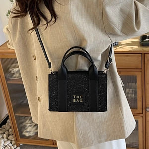 Schicke schwarze Glitzer-Mini-Tote-Bag mit goldenem Aufdruck und Umhängeriemen