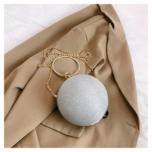 Détails de la pochette sphérique argentée avec texture scintillante et poignée anneau doré