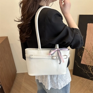 Weiße Damen-Schultertasche aus Kunstleder mit dekorativen Schleifen und Schnalle