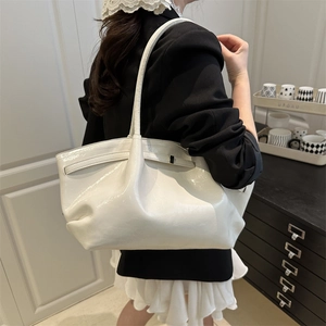 Bolso tote elegante de cuero charol blanco con diseño plisado y correas de hombro largas