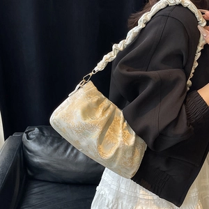 Sac à bandoulière plissé blanc élégant avec broderie dorée et bandoulière à volants