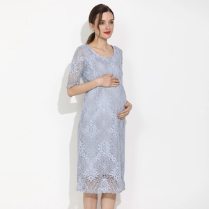 Robe de maternité élégante en dentelle florale bleu clair avec col rond et manches mi-longues