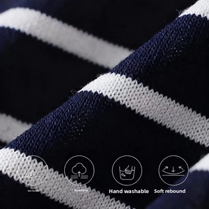 Détail macro du tricot rayé respirant et doux pour la peau pour t-shirts maternité