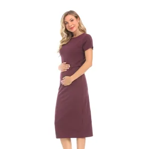 Détail de robe de maternité en coton élastique violet foncé avec col rond confortable