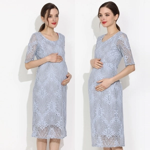 Robe de maternité en dentelle bleu clair avec manches aux coudes et texture florale